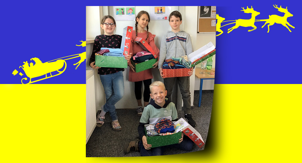 Schüler-der-AHF-Grundschule-präsentieren-die-Geschenke-für-Kinder-in-der-Ukraine