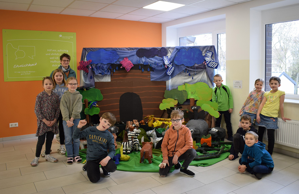 Pressefoto Künstlerin Irene Geers und die Schüler der 2. Klasse präsentieren stolz ihr Kunstprojekt