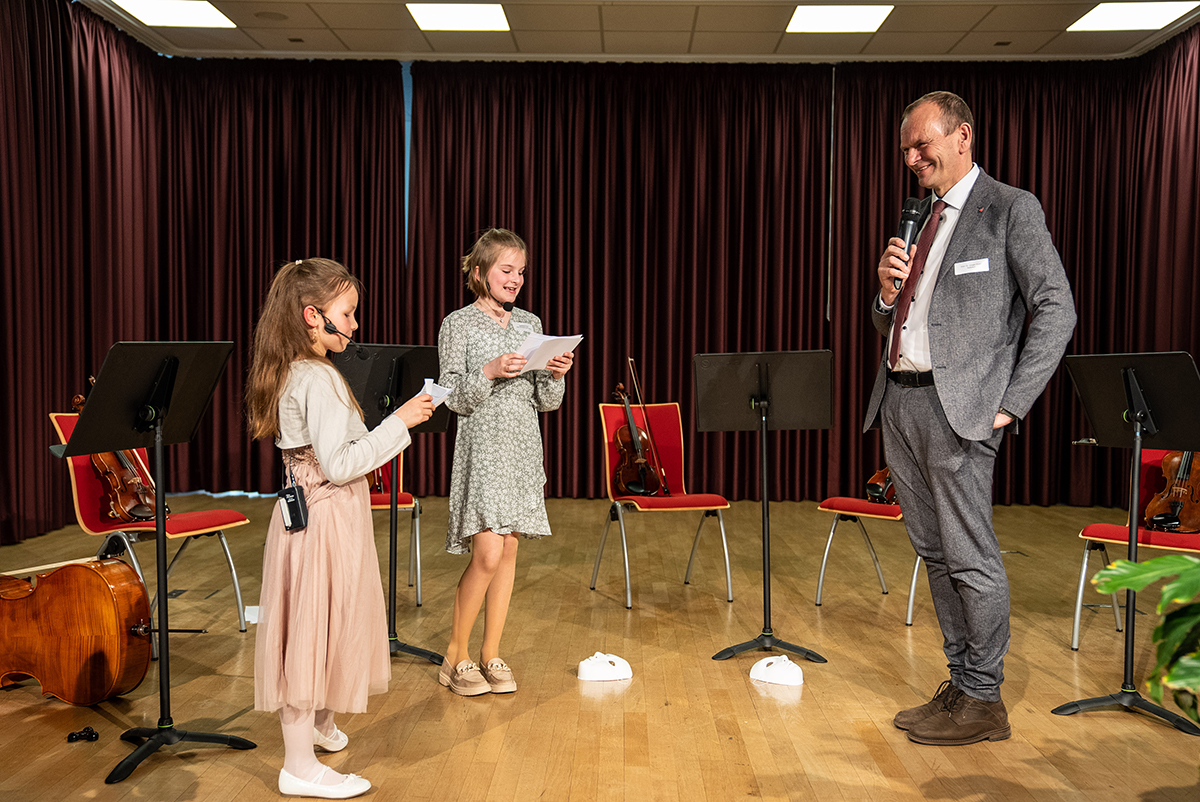 Pressefoto Prof. Dr. Krahl, Präsident der TH OWL, mit zwei Schülerinnen im Gespräch