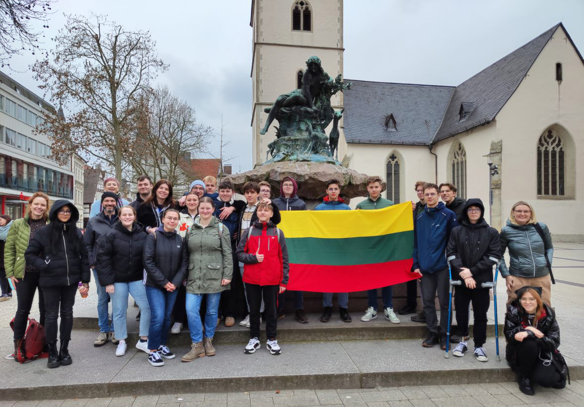 Die gesamte Projektgruppe des litauisch-deutschen Austausches am Detmolder Marktplatz