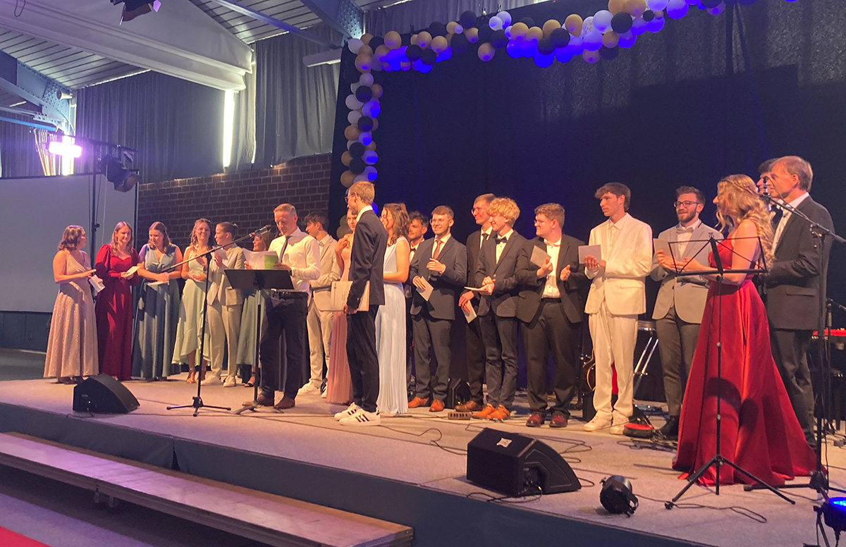 Die-Abiturienten-mit-einem-Einser-Durchschnitt-werden-geehrt-web